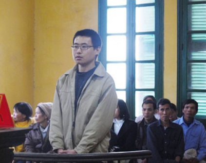 Kẻ tẩm xăng đốt xác người tình được luật sư cứu sống